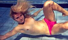 Adolescenta rusă Elena Prokovas cu sâni naturali și corp perfect în piscină