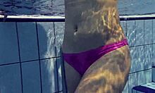 Ruská tínedžerka Elena Prokovas s prirodzenými prsiami a dokonalým telom v bazéne