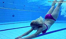 Adolescenta rusă Elena Prokovas cu sâni naturali și corp perfect în piscină