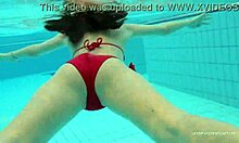Katy Sorokas nøgen svømning ved poolen i røde bikinitrusser