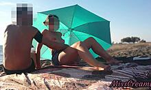 एक सार्वजनिक समुद्र तट पर एक छिपे हुए कैमरे के साथ तीव्र उत्तेजना और स्क्वर्टिंग