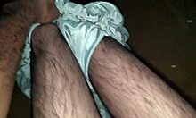 Behåret homoseksuel mand glæder sin kone i silke