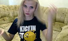 Miss Julia, un'affascinante ragazza adolescente lettone, si impegna in una chat web invece di Fortnite