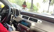 Cristina Rossi își suge pula unui taur negru într-o mașină în mișcare