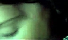 סרטון אוראלי נהדר של שועלה צעירה מפעילה את הפה המדהים שלה