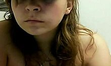 Ein freches und würziges Mädchen zeigt eine Webcam-Show, an die sie sich erinnern kann