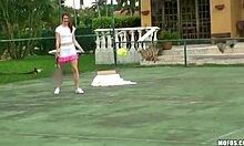 Gadis tenis menunjukkan upskirt sambil membongkok untuk tuala