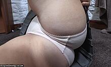सफेद पैंटी वाली गर्लफ्रेंड अपनी अपस्कर्ट कैमलटो को करीब से दिखाती हुई।