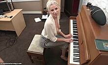 Bystiga blondiner faller ut medan hon spelar piano på kameran
