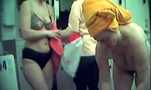 Varias chicas seductoras muestran sus cuerpos en las duchas