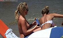 Novias rubias mostrando sus tetas y cuerpos calientes en una playa