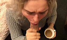 Плавокоса лепотица задовољава свог дечка оралним сексом и гутљајем кафе након секса