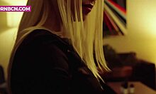 Isorintainen blondi teini, jolla on pianotaidot, antautuu yksin kovaan masturbaatioon
