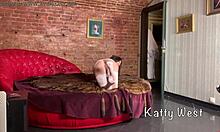 Fiatal modell Katty Wests intim backstage fotózás fehérneműben