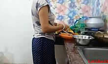 Webcam video van een lokale bhabi die zich vuil maakt in de eetkamer