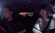 Un'amatrice giapponese tetona con grandi tette si fa scopare in faccia in macchina