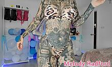Melody Radford, o pornostar australiană cu sâni mari și fund mare, se arată în fustă