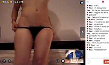 Egy mellkas tinédzser, aki tökéletes testalkatú, forró webkamerás szexet folytat
