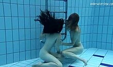 Руските момичета Клара Умора и Баджанкина се наслаждават на горещо подводно действие